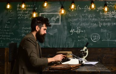 Araştırma kağıt masa üzerinde takım çalışmalarında iş adamı. Üniversitesi, araştırma vintage daktilo türüne işadamı