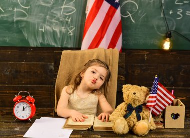 Çocuklar gerçekten lüzum arka plan, Amerikan bayrağı ile her durumda İngiliz kız öğrenci için kendini adapte olmalıdır bireysel özel ders onları evde karşılamak öğretmendir