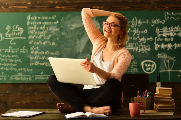 Concepto de educación y alfabetización - los maestros de secundaria dan conferencias en el aula, Tutor le pide al alumno que encuentre la definición en el libro de texto, Estudiante internacional haciendo pruebas individuales en línea —  Fotos de Stock