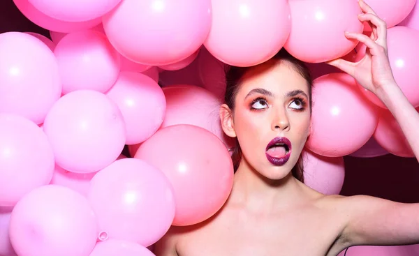 Retro meisje met stijlvolle make-up en haarkleur. Retro party met vrouw en de roze ballon. — Stockfoto