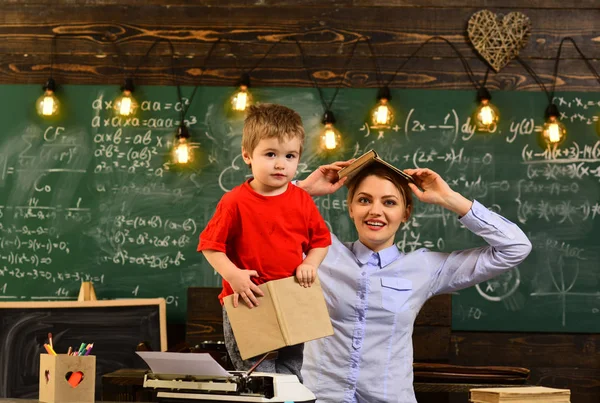 Studenten campus onderwijs kennis concept, leraar is geschoolde leider, leraar begint de les, Student compositie voor jaarlijkse examens voorbereiding schrijven — Stockfoto