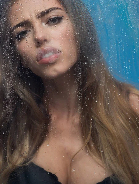 Szomorú nő keresi a csepp eső az ablakon. Arca mögé eső ablak fiatal nő. Magányosság és a depresszió fogalmát. Pszichológia. — Stock Fotó