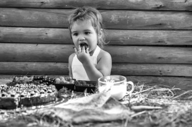 enjoing yemeğini evlat. Sevimli küçük çocuk meyve yer