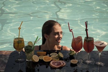 kokteyl menüsü. Kokteyl ve seksi kız havuzda.
