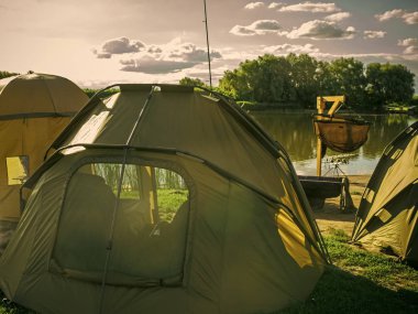 kamp ekipmanları. Çadır kampı nehir ya da göl plajda, yaz tatili