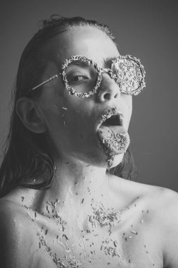 Optik ve görme problemleri. Ruj ve gözlük kız, Sevgililer günü sprinkles. Sprinkles makyaj için çıplak omuz ile tatlı kız.