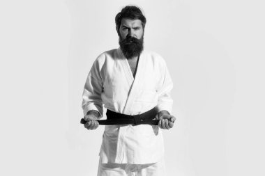 Aikido dersleri. sakallı karate adam, acımasız beyaz ciddi hipster kimono içinde