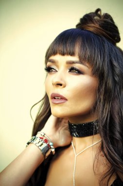 Eski cilt bakımı. Uzun esmer saç kadınla