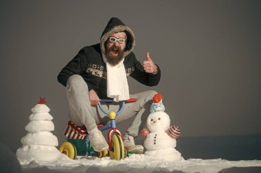 dışında sabit formu Noel Baba. Hipster pilot gözlük ve başparmak gösterilmesini hood