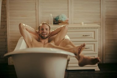 adam tuvalette. Neşeli sabah küvette sahip adam