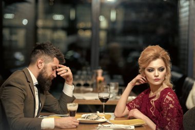 vatana ihanet ve kızgınlık. Kötü tarih çift, ilişkiler ve aşk kıracak. restoranda yanlış anlama ile bir kaç. Erkek ve kadın iş görüşmesi. Sevgililer günü kadın ve adam. Sevmediğim yapar