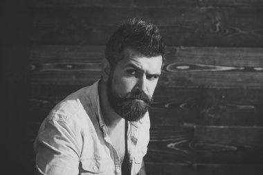 ciddi adam. Adam acımasız bir yakın çekim portre sakallı