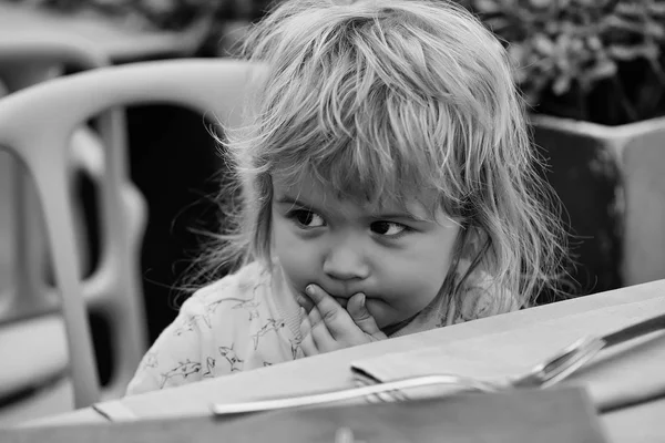 Niño concibió un plan astuto. Niño en la cafetería al aire libre —  Fotos de Stock