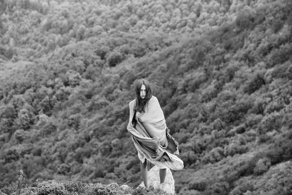 Самотність на краю скелі. Красива дівчина на зелених горах — стокове фото