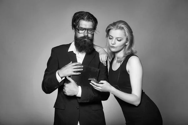 Бухгалтерия Серьёзные пары смотрят в смартфон — стоковое фото