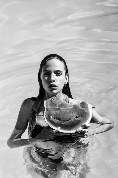 Fruta de verano. descuentos de verano. mujer con sandía en la piscina —  Fotos de Stock