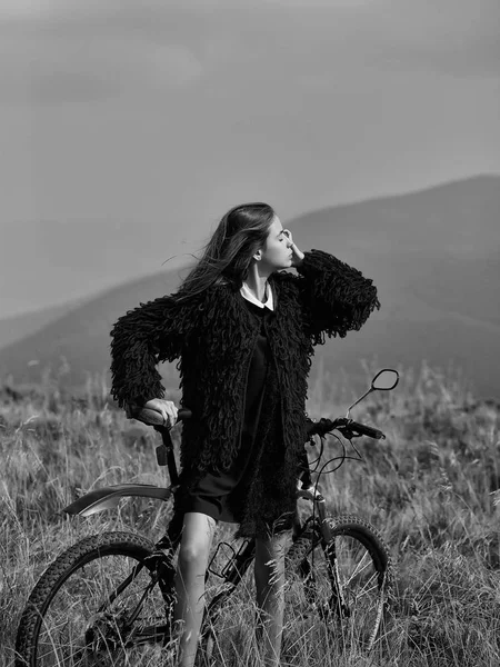 Sommerpause. Mädchen mit Fahrrad am Berg — Stockfoto