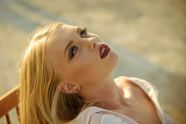 Vacaciones en el mar. Chica con labios rojos sexy, cara de maquillaje en el día soleado — Foto de Stock