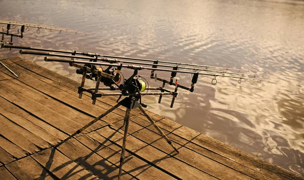 Équipement de pêche. Bobines et tiges à l'eau de la rivière ou du lac . — Photo