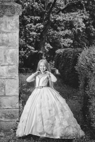 Ρούχα για κορίτσια. μικρό κορίτσι σε λευκό φόρεμα, Υπαίθριος — Φωτογραφία Αρχείου
