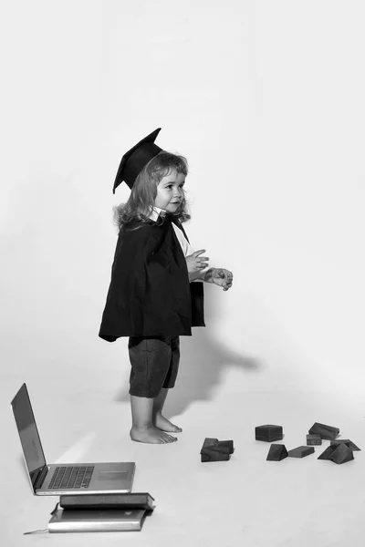 Auto-educação. menino educação com blocos de madeira isolados — Fotografia de Stock