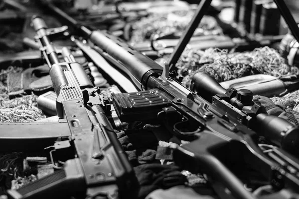 Espingarda automática. Arsenal de armas de guerra — Fotografia de Stock