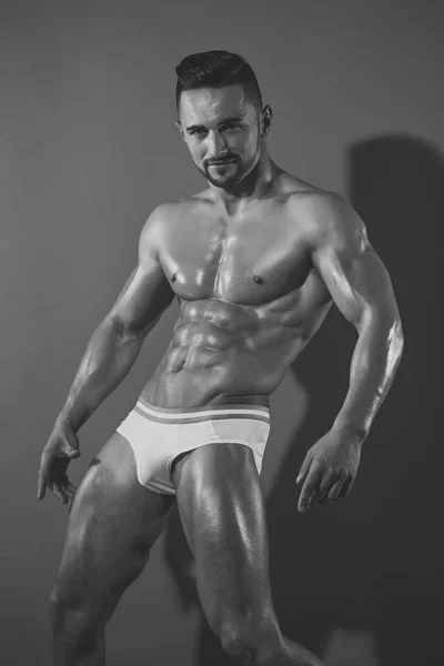 Músculos secantes. Hombre con cuerpo muscular y pecho desnudo o entrenador deportista — Foto de Stock