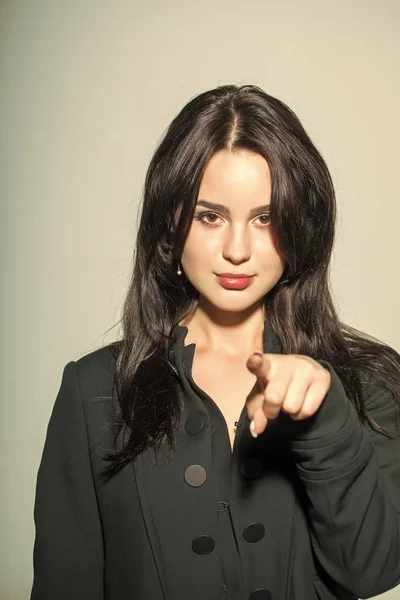 Atenção, foco, publicidade, direção, indicação. Menina ou mulher com longo morena cabelo apontar dedo — Fotografia de Stock