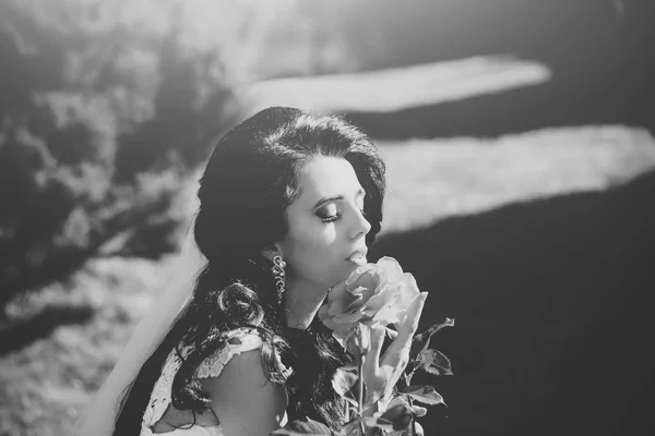 花嫁の夢。ドレスと赤いバラでベールの女性. — ストック写真