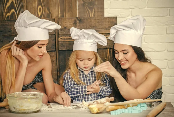 Assar e cozinhar caseiros. Família feliz e conceito de infância — Fotografia de Stock