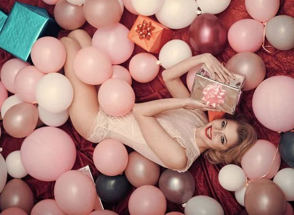 Schönheit, Mode, Vintage, Shopping. Geburtstag, Jahrgang, sieh an. Pin up Frau in Luftballons mit Geburtstagsgeschenk. — Stockfoto