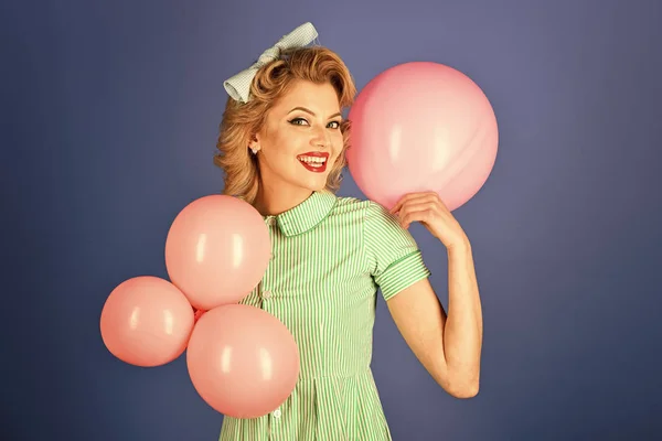 Globos, cumpleaños pin up mujer con globos de color rosa sobre fondo azul — Foto de Stock