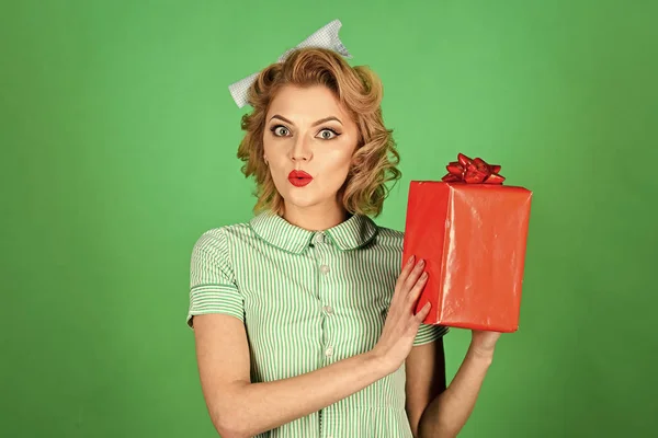 Mujer con un regalo. Sexy chica rubia con maquillaje retro mantenga la caja actual . — Foto de Stock