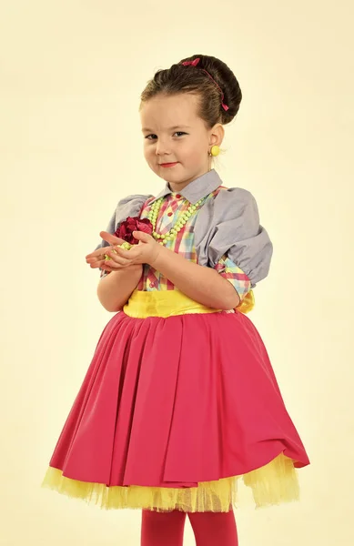 Retrato de niña bonita con el pelo largo. potrait de niña niña — Foto de Stock