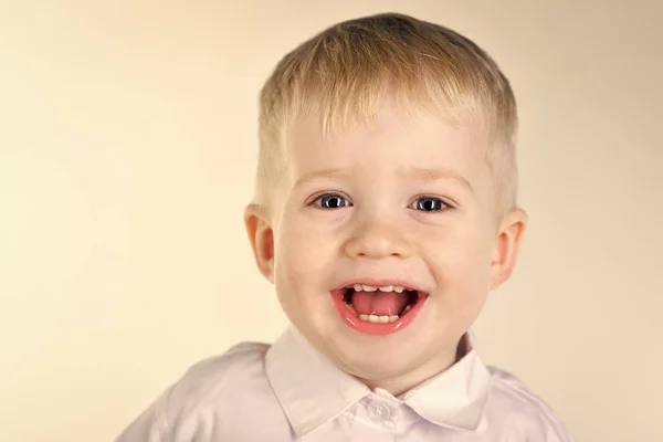 Ευτυχισμένο αγόρι. Πορτρέτο του ευτυχισμένη χαρούμενη όμορφο αγόρι — Φωτογραφία Αρχείου