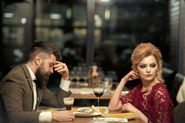 Treason and resentment. Bad date of couple, break up relations and love. couple with misunderstanding at restaurant. Business meeting of man and woman. Valentines day with woman and man. Dislike makes — Stock Photo, Image