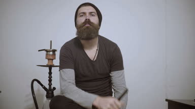 genç adam bir güzel kokulu oryantal nargile sigara içiyor.