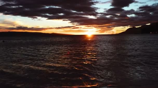 Гарний захід сонця на березі океану. Захід сонця на пляжі з красиві sky. — стокове відео