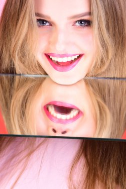 Güzellik ve moda. Kuaför salonu ve makyaj kavramı. Ayna çok yönlü kişilik olarak kız göz. Sağlıklı dişler ve cilt bakımı mutlu kız. Uzun saçlı, güzel yüz şehvetli kadın