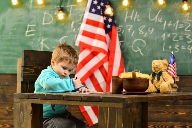 Geri okul veya evde eğitim için. Sınıf bilgi gün Amerikan bayrağı ile küçük çocuk. Vatanseverlik ve özgürlük. ABD Bağımsızlık Günün kutlu olsun. Okul çocuk 4 Temmuz derste