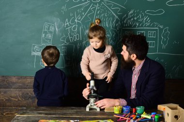 Bir dizüstü bilgisayar sınıfındaki izlerken bir sınav euphoric kız geçen öğrenci. Sınıf eğitim ve okuma birlikte lise üniversite öğrenci eğitim kavramları