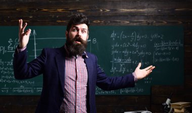 Üniversitesi Semineri. Öğretim üyesi atölye sırasında öğrenciler ile mimari sorunları tartışıyor. Başarılı öğretmenler belirli içerik uzmanlığa sahip. Nitelikli özel dersler ile ders