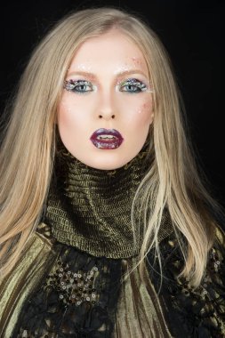 Makyaj göz ve cilt bakımı şehvetli kız. Manken makyaj ve şık bir saç modeli. Kuaför ve güzellik salonu. PIGTAIL sarışın saçlı kız. Siyah izole sarı saçlı seksi kadın.