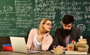 Öğretmen sınıfta her kişi fikir ve görüşleri değerlenmektedir, çalışkan temel ve öğretmen dersi, Üniversitesi erkek konuşmacı konuşurken portre iş eğitimi yürütmektedir