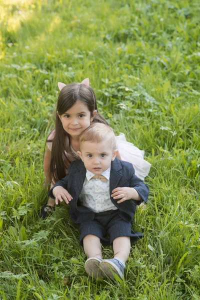 Gençlik, büyüme, gelecekteki kardeşi ve kız kardeşi yaz gününde oynamak — Stok fotoğraf