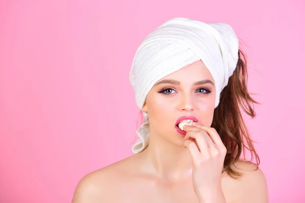 Femme avec un dessert à la main et une serviette blanche sur la tête . — Photo