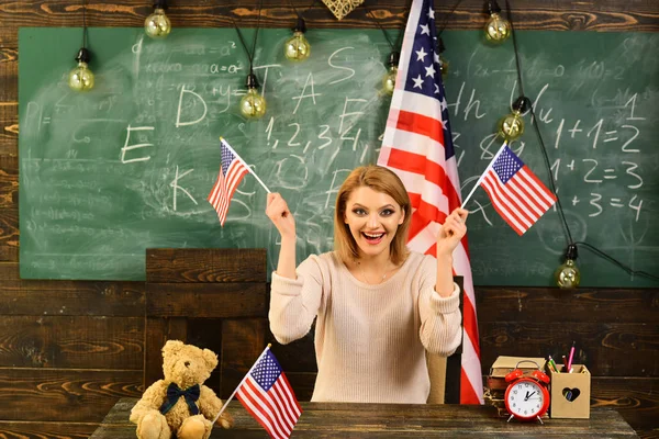 Glücklicher Unabhängigkeitstag der Vereinigten Staaten. zurück in die Schule oder nach Hause zum Lehrer. Patriotismus und Freiheit. Frau im Klassenzimmer mit amerikanischer Flagge beim Wissenstag. Schulstunde am 4. Juli — Stockfoto