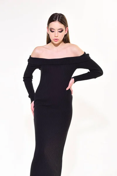 Mannequin met stijlvolle haar en make-up op bleke gezicht in elegante zwarte jurk. Fashion look concept. — Stockfoto