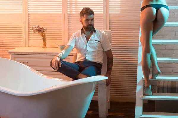 Bebaarde man met naakte vrouw in bad. bebaarde man zitten in de buurt van sexy vrouw. — Stockfoto