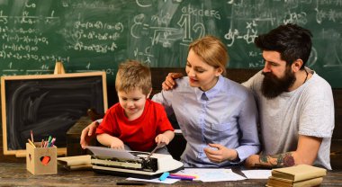 Üniversite öğrencileri, kitap, Kütüphane, Eğitim Üniversitesi öğrenme ve insanlar kavramı ile öğretmen ya da öğretmen okul öncesi çocuk, evde özel ders sırasında masanın oturan öğretmen yardımcı olur